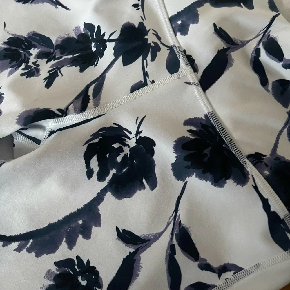 Athleta Water Flower blossom 7/8 tight white floral leggings Purple Blue - Picture 2 of 5